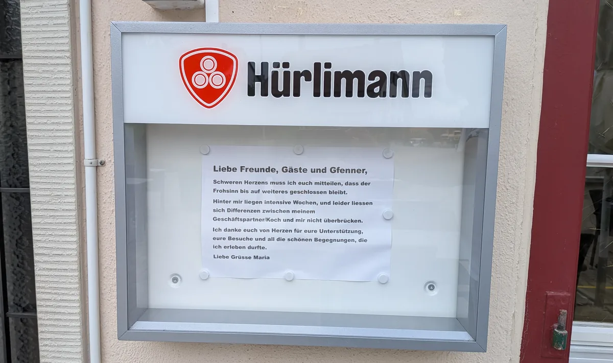 Der aktuellste Zettel hängt im Schaukasten. Schaukasten eines Restaurants.